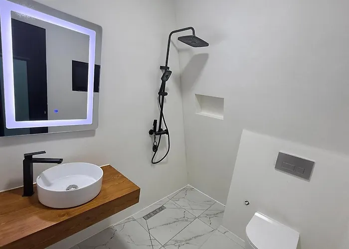 Azalea 1, Cozy Wooden 地拉那